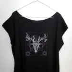 Cropped tee with stag's skull design
