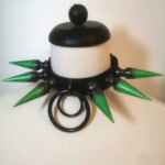 Spikey choker with black faux leather and six gradiented green to black spikes. Two black central circle rings.
